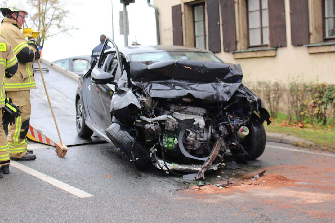 Frau wird bei Crash in Bayreuth im Auto eingeklemmt