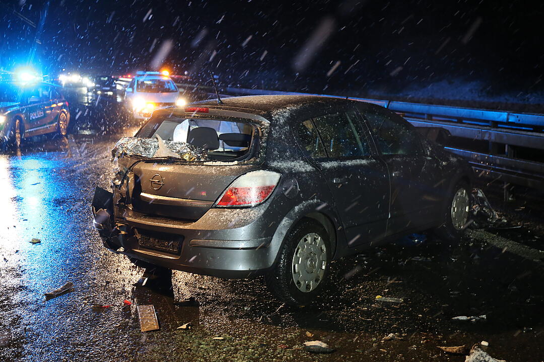 Schwerer Zusammenstoß auf der A93 - Fahrer stirbt noch an der Unfallstelle