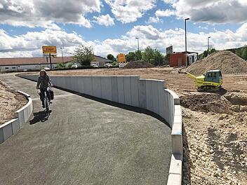 Der Radweg ist schon wieder befahrbar. Rechts davon entsteht das neue Feuerwehrhaus.  Foto: Michael Busch