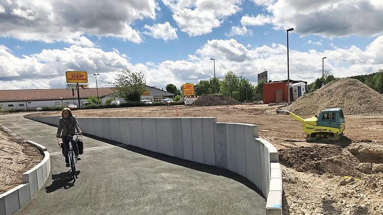 Der Radweg ist schon wieder befahrbar. Rechts davon entsteht das neue Feuerwehrhaus.  Foto: Michael Busch