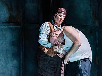 Eine Todesverkündigung auch in der "Götterdämmerung": Stéphanie Müther als Brünnhilde und Daniel Kirch als Siegfried   Kirsten Nijhof