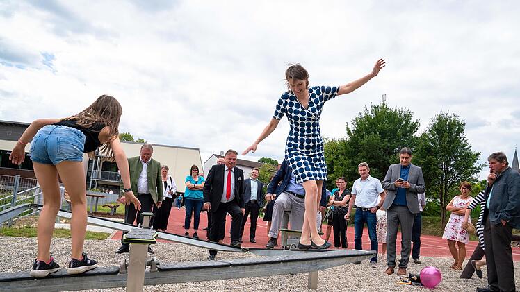 Bundestagsabgeordnete Emmi Zeulner wagte sich auf den Balancierbalken am Mehrgenerationenspielplatz.