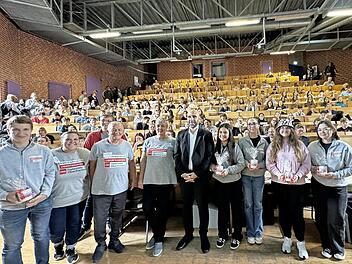 Ahmad Mansour mit Schülern des Meranier-Gymnasiums Lichtenfels und anderen Teilnehmern sowie Susanne Werner und Alfons Hrubesch der Opferhilfe Oberfranken