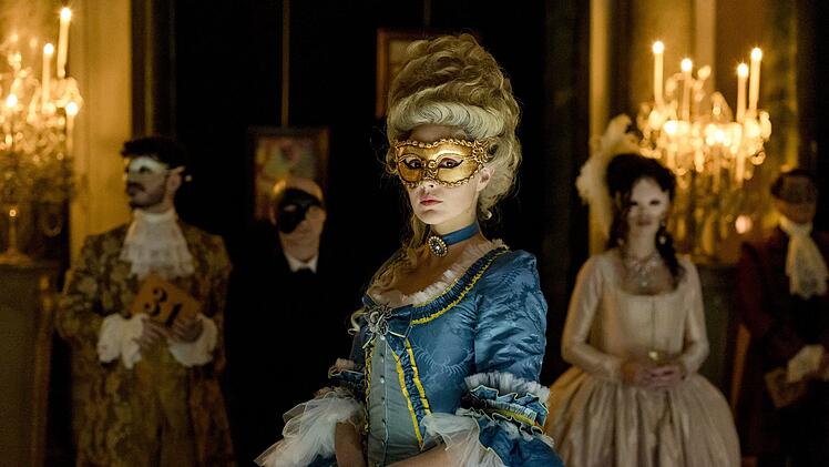 Um bei einer Versteigerung im Schloss Versailles nicht aufzufallen, hat sich Tamara (Camille Lou) herausgeputzt. Wird sie in der Menge unentdeckt bleiben?