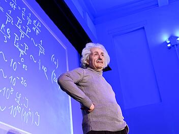 Aufstellung der Wachsfigur von Albert Einstein