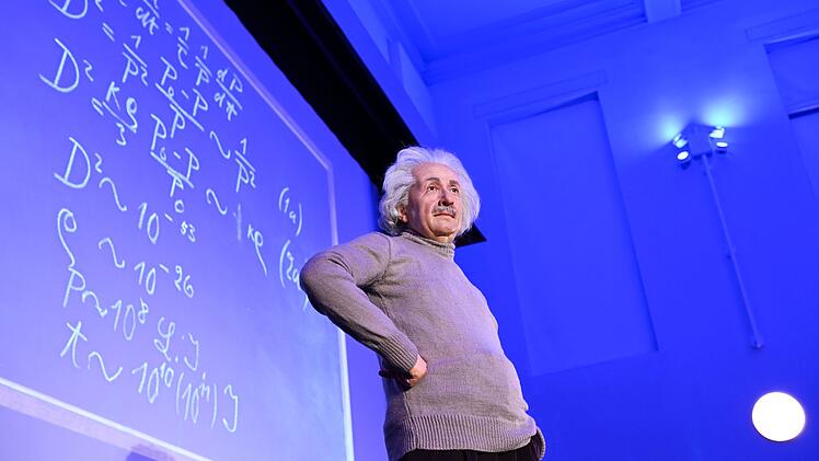 Aufstellung der Wachsfigur von Albert Einstein