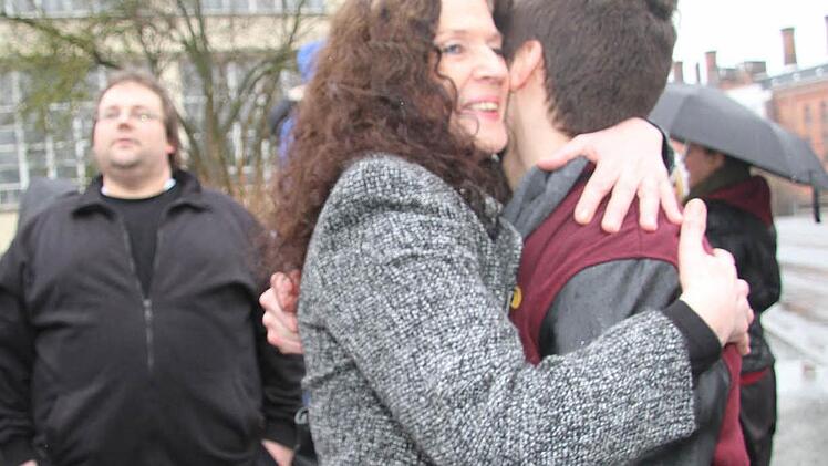 Grünen-Stadträtin Doris Stein findet die Aktion gut und lässt sich von Marvin Schondorfer umarmen. Foto: Sonja Adam
