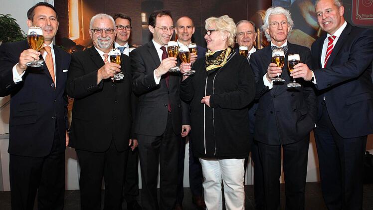 Gute Laune bei Vorstand und Aufsichtsrat: (von links) Otto Zejmon, Johann-Georg Prehmus, Jörg Lehmann, Thomas Polanyi, Roland Tobias, Karin Weiß, Hans Albert Ruckdeschel, Klaus Naeve und Markus Stodden.