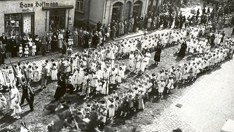 So wie hier in den 1960er-Jahren zog seit langer Zeit die Fronleichnamsprozession durch die Hauptstraße. Foto: Archiv/Welker