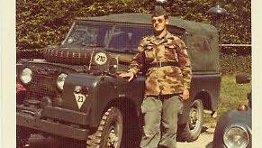 In Uniform: Bachmann posiert vor einem BGS-Fahrzeug.