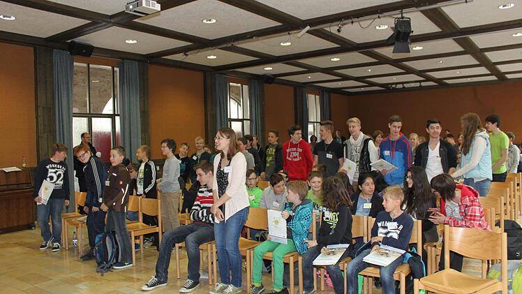 Beim Kennenlernspiel mussten sich die Chemieinteressierten outen. Foto: Carmen Schwind