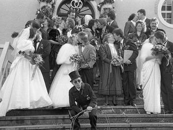 16 Paare ließen sich am 29.2.92 in Bad Brückenau trauen, darunter auch Karin und Hans-Peter Mertens (2. Reihe, 2. Paar von links) aus dem Wartmannsrother Gemeindeteil Windheim. Für sie war es ein Glücksfall, neun andere Paare sind dagegen bereits wieder geschieden.