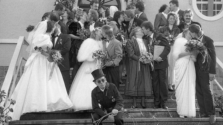 16 Paare ließen sich am 29.2.92 in Bad Brückenau trauen, darunter auch Karin und Hans-Peter Mertens (2. Reihe, 2. Paar von links) aus dem Wartmannsrother Gemeindeteil Windheim. Für sie war es ein Glücksfall, neun andere Paare sind dagegen bereits wieder geschieden.