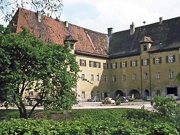 In den 1960er Jahren war von Norden und von Westen der Blick in den Innenhof des Schlosses frei, bevor das neue Rathaus angebaut wurde. Fotos: Stadtarchiv