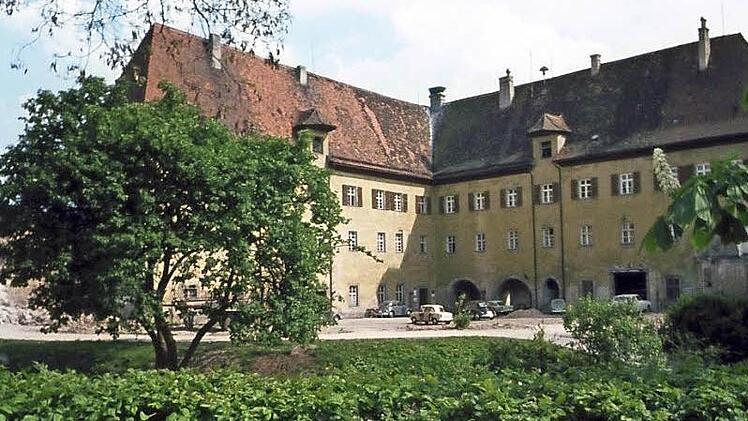 In den 1960er Jahren war von Norden und von Westen der Blick in den Innenhof des Schlosses frei, bevor das neue Rathaus angebaut wurde. Fotos: Stadtarchiv