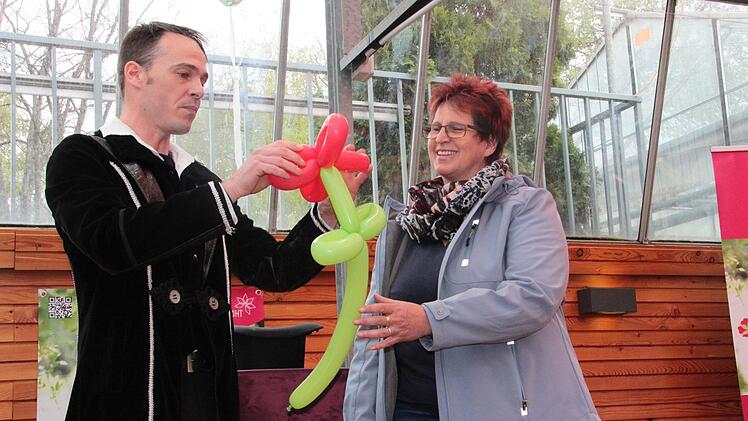 Eine Blume aus Luftballons schenkte der Zauberer einer Frau, die er aus dem Publikum auf die Bühne holte.  Foto: Andreas Schmitt