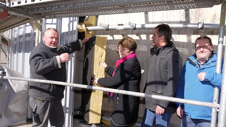 Rainer  Langer zeigt Elke Protzmann, Bernd Müller und Peter Werner, wie die Isolierung auf den Betonkörper des Faulturmes aufgebracht wird.Berthold Köhler