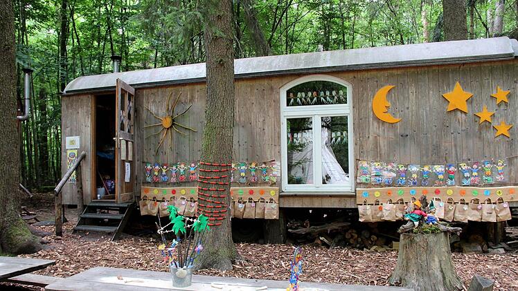 In Hemhofen gibt es schon seit über zehn Jahren einen Waldkindergarten. Nur bei ganz schlechtem Wetter geht es in den Bauwagen.  Foto: Johanna Blum (Archiv)