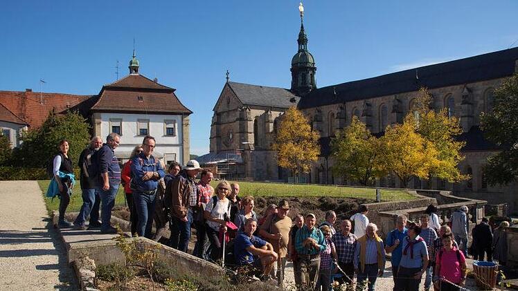 Die Wanderergruppe von Sulzheim auf dem Weg zur Kirche.Joseph Beck