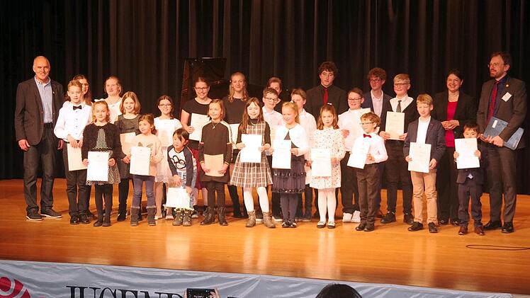 Gruppenbild mit Preisträgern, mit im Bild die Schirmherrin, Zweite Bürgermeisterin Angela Hofmann (Zweite von rechts) Foto: Heike Schülein