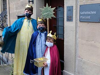 Die drei Geschwister Erich, Oskar und Nelly (v.li) bringen den Segen zu Pater Jan Poja ins Pfarramt.