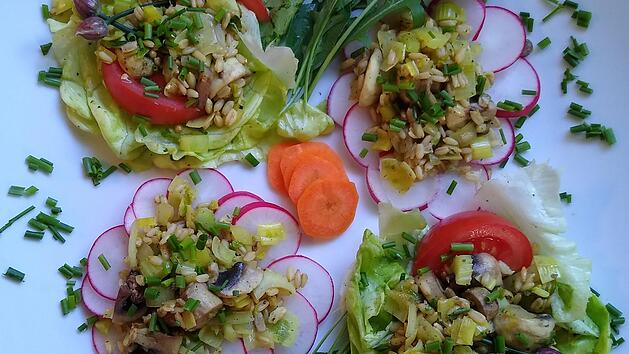 Bunt garniert wird der Sommersalat zu einem richtigen Hingucker.  Foto: Jutta Vogt