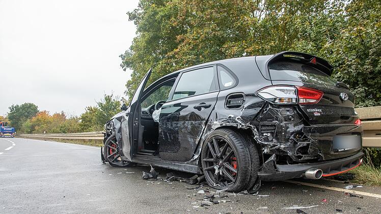 Hyundai kollidiert mit Lastwagen und BMW