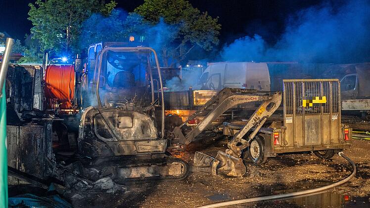 Rattelsdorf: Unbekannte setzen mehrere Baumaschinen in Brand - 300.000 Euro Schaden