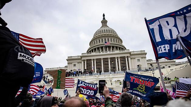 Am 6. Januar 2021 st&uuml;rmte ein Mob aus Trump-Anh&auml;ngern das Kapitol in Washington D.C.