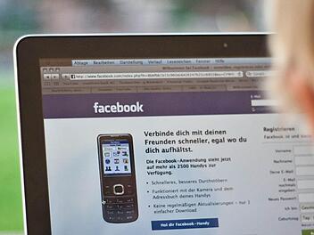 Kinder unter 13 Jahren sollen Facebook nicht benutzen. Viele machen es aber trotzdem.  Foto: Jens Wolf/dpa