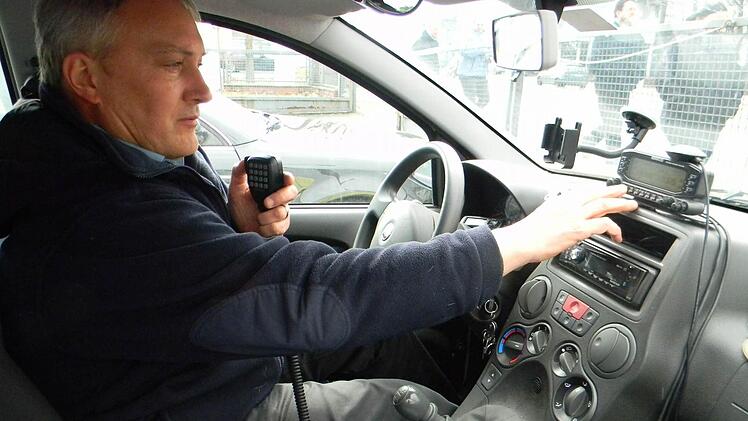 Auch im Auto mag Peter Ahrbecker nicht auf seine Funkausrüstung verzichten. Foto: Lengenfelder