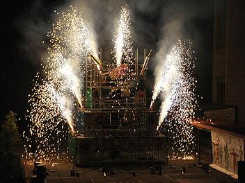 Auf Burg Feuerstein erhellen Raketen die Nacht.Fotos: privat
