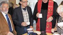 Pfarrer Joachim Pennig gab in der Gemeindeversammlung einige Informationen. Danach traf man sich zu Kirchencafé und Gemeindefest.  Foto: Dieter Britz