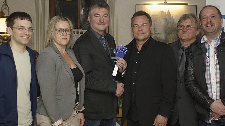 Eine weiß-blaue Klatsche übergab der scheidende Ortsvereins-Vorsitzende Bernhard Büttner (Mitte, l.) an seinen Nachfolger, Thorsten Hollatz-Schneider (Mitte, r.). Den künftigen Orts-Vorstand bilden außerdem (v. l.) Jochen Geisel, Christine Neeb-Wittmann, Burkhard Höffner und Volker Beinhauer.  Foto: Winfried Ehling