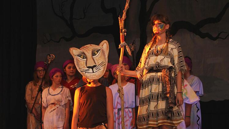 Einen Hör- und Augenschmaus boten die Schüler ihrem Publikum mit ihrem Musical "König von Afrika". Fotos. Günther Geiling