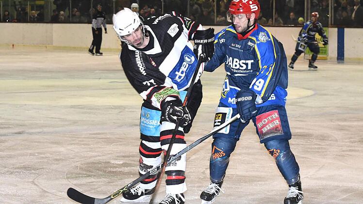 Mit 4:1 gewannen die Kissinger Wölfe (in weiß) das Unterfranken-Derby gegen den ERV Schweinfurt. Foto: Hopf