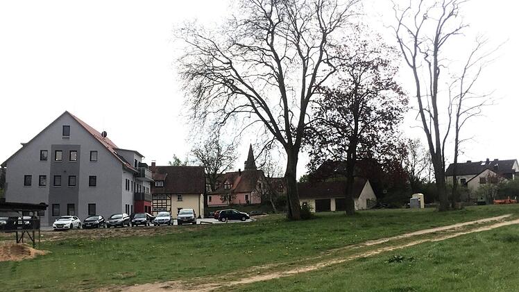 Das Areal hinter dem Rathaus und dem Ärztehaus, das neu gestaltet werden soll. Vor allem sieht man auch die drei alten Bäume, die unbedingt erhalten bleiben sollen.  Foto: Dagmar Niemann