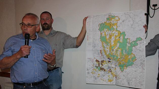 Die Unternehmer Reinhard M&uuml;ller-Gei (links) und Ralf Kremer beleuchteten das Gebiet, das f&uuml;r einen Nationalpark Frankenwald infrage kommen k&ouml;nnte.  Foto: Veronika Schadeck