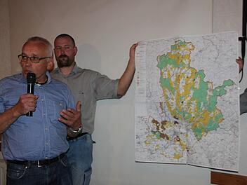 Die Unternehmer Reinhard Müller-Gei (links) und Ralf Kremer beleuchteten das Gebiet, das für einen Nationalpark Frankenwald infrage kommen könnte.  Foto: Veronika Schadeck