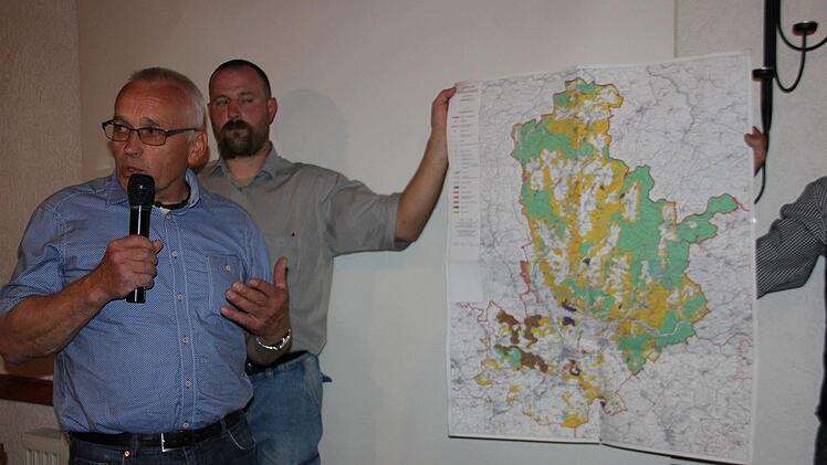 Die Unternehmer Reinhard Müller-Gei (links) und Ralf Kremer beleuchteten das Gebiet, das für einen Nationalpark Frankenwald infrage kommen könnte.  Foto: Veronika Schadeck