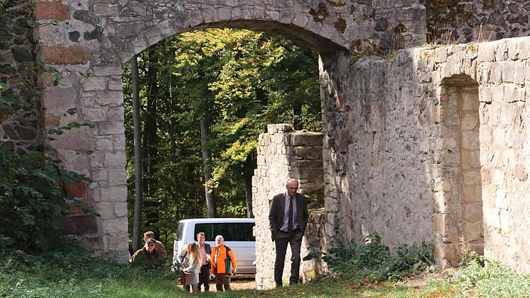Ohne Ritterrüstung betritt Landrat Wilhelm Schneider mit "Gefolge" den Innenhof der Ruine Bramburg.