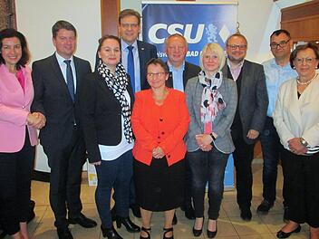 Der neue CSU-Kreisvorstand kann seine Arbeit aufnehmen. Staatsministerin Dorothee Bär (l.) und Bezirksrätin Karin Renner (r.) gratulierten den Gewählten (v. l.) Sandro Kirchner, Marion Albert, Steffen Hörtler, Michaela Wedemann, Thomas Bold, Nadine Fuhl, Herbert Nowak und Robert Erhard.  Foto: Winfried Ehling