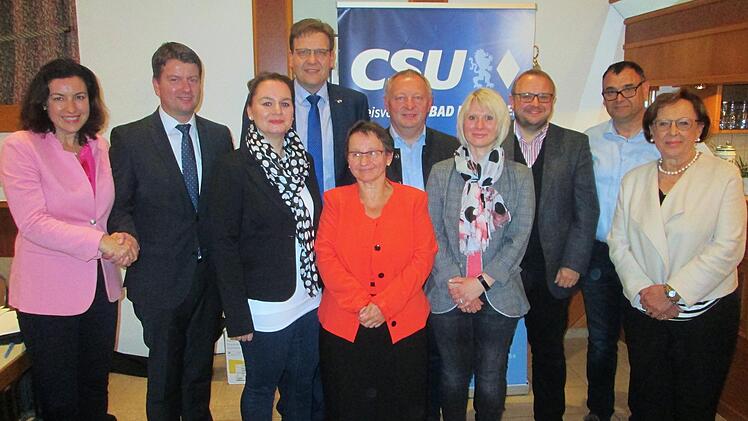 Der neue CSU-Kreisvorstand kann seine Arbeit aufnehmen. Staatsministerin Dorothee Bär (l.) und Bezirksrätin Karin Renner (r.) gratulierten den Gewählten (v. l.) Sandro Kirchner, Marion Albert, Steffen Hörtler, Michaela Wedemann, Thomas Bold, Nadine Fuhl, Herbert Nowak und Robert Erhard.  Foto: Winfried Ehling