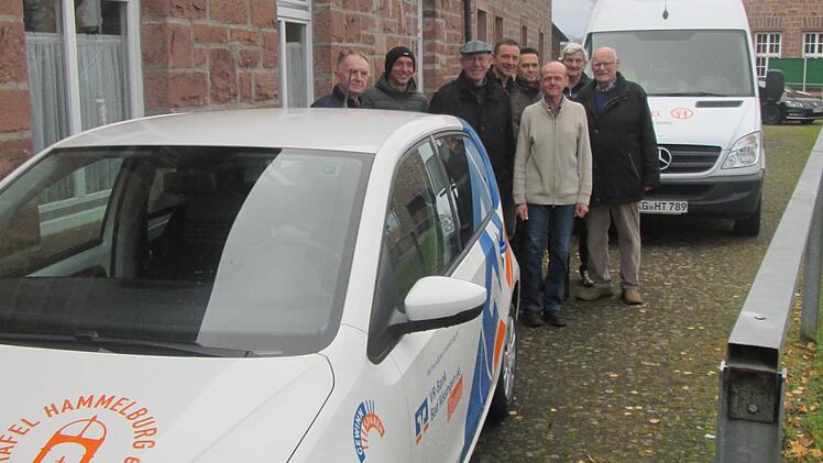 Der "move up" und der "Sprinter", flankiert von den Fahrern und Ehrenpräsident Winfried Benner (r.),  vervollständigen den Fuhrpark der Hammelburger Tafel. Foto: Winfried Ehling