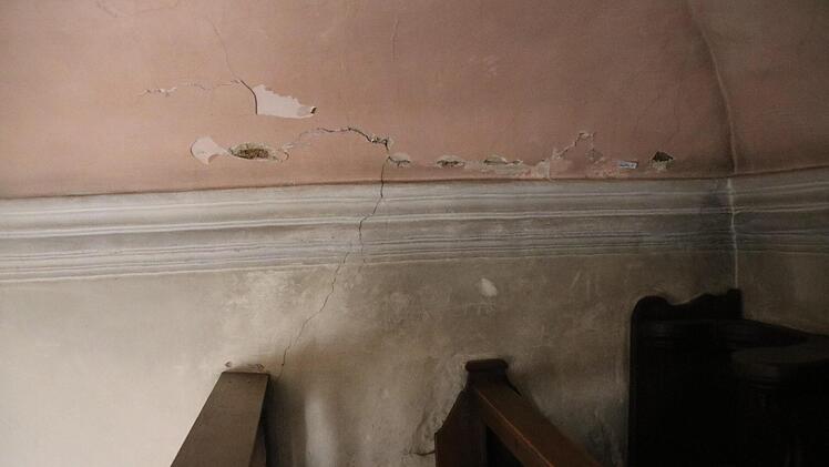 Ein Anblick, der nicht zum Verweilen einlädt: Der Putz bröckelt neben den Kirchenbänken, die Wände sind rissig und abgenutzt. Fotos: Jutta Rudel