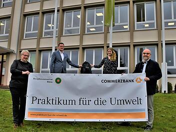 Einen Rucksack mit praktischen Dingen f&uuml;r den Einsatz in der Natur hat Andreas Hose (2. von links) an Umweltpraktikantin Mandana Hoffmann (2. von rechts) &uuml;bergeben. Janet Emig (links) und Martin Kremer vom VNLR freuen sich &uuml;ber die Umweltpraktikanten.Foto: Anna-Lena Bieneck