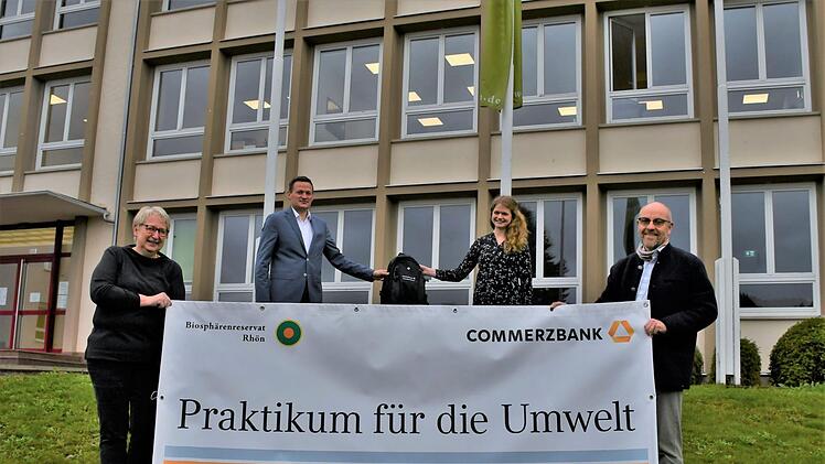 Einen Rucksack mit praktischen Dingen f&uuml;r den Einsatz in der Natur hat Andreas Hose (2. von links) an Umweltpraktikantin Mandana Hoffmann (2. von rechts) &uuml;bergeben. Janet Emig (links) und Martin Kremer vom VNLR freuen sich &uuml;ber die Umweltpraktikanten.Foto: Anna-Lena Bieneck