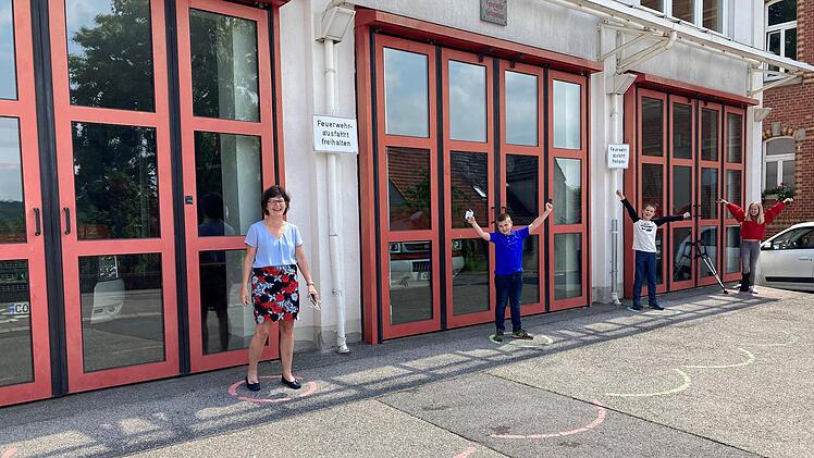 Atmungstankstellen auf dem Schulhof. Wer im Kreis auf Abstand steht, darf die Maske abnehmen. Schulleiterin Susanne Gerhardt versucht die Hygieneregeln mit Humor umzusetzen.