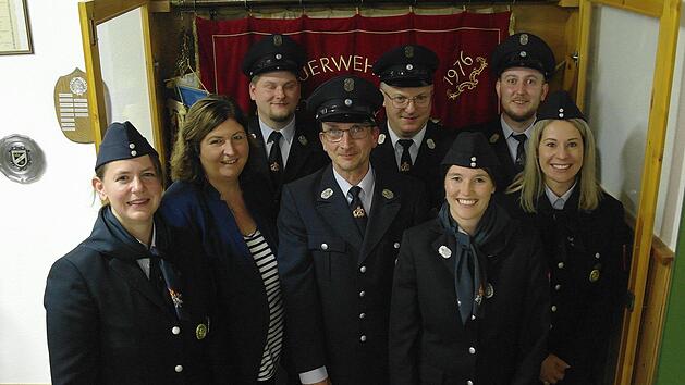 Der Speicherzer Feuerwehrverein wird geleitet von den drei gleichberechtigten Vorsitzenden Johanna Morsh&auml;user (links), Manuel Augustin (3. v. l.) und Fabian Gr&uuml;newald (hinten rechts), sowie Kassierer Stefan Scheiwein (hinten 2. v. r.), Schriftf&uuml;hr...