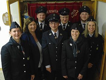 Der Speicherzer Feuerwehrverein wird geleitet von den drei gleichberechtigten Vorsitzenden Johanna Morshäuser (links), Manuel Augustin (3. v. l.) und Fabian Grünewald (hinten rechts), sowie Kassierer Stefan Scheiwein (hinten 2. v. r.), Schriftführ...